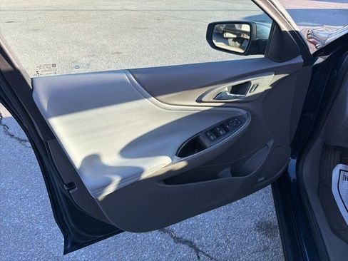 Used 2017 Chevrolet Malibu LT w/ Leather Package FWD image 10