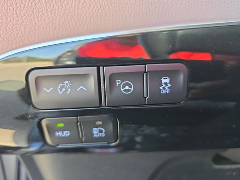 Used 2020 Toyota Prius Limited image 27