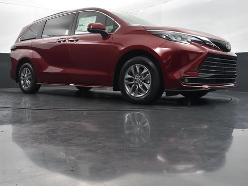 Used 2026 Toyota Sienna XLE FWD image 41
