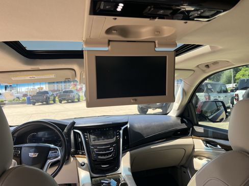 Used 2019 Cadillac Escalade ESV Luxury AWD/4WD image 26