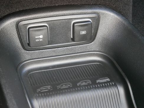 Used 2018 Chrysler Pacifica Limited w/ Tire & Wheel Group FWD image 26