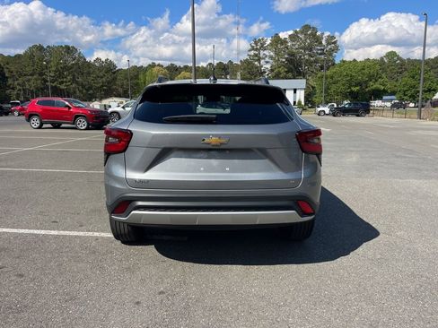 Used 2025 Chevrolet Trax LT w/ LT Convenience Package FWD image 9