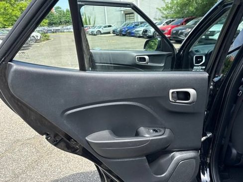 Used 2021 Hyundai Venue SE FWD image 32