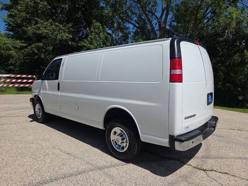 Used 2020 Chevrolet Express 3500 w/ Driver Convenience Package RWD image 4
