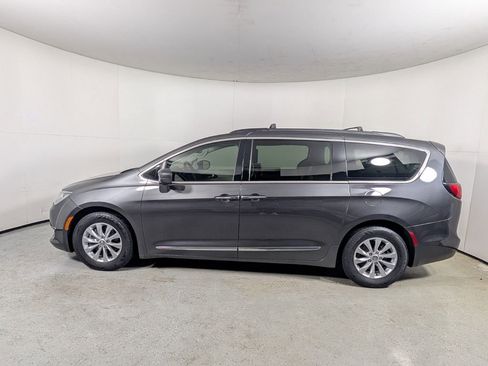 Used 2017 Chrysler Pacifica Touring-L image 3