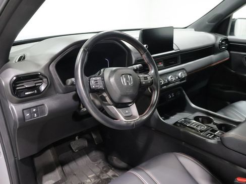 Used 2025 Honda Pilot TrailSport image 14