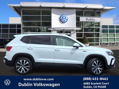 Certified 2023 Volkswagen Taos SE w/ Panoramic Sunroof Package FWD image 3