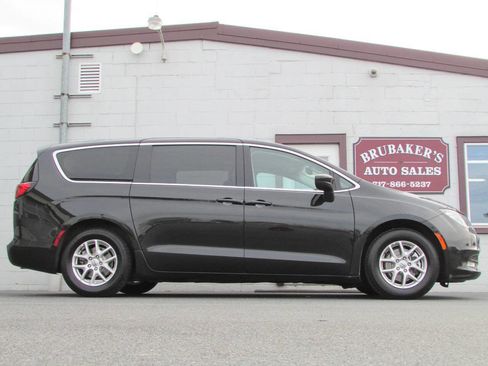 Used 2023 Chrysler Voyager LX image 8