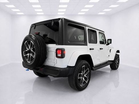 Used 2024 Jeep Wrangler Unlimited w/ Convenience Group AWD/4WD image 4