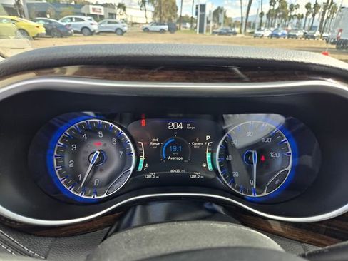 Used 2023 Chrysler Pacifica Limited image 23