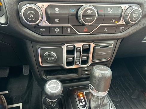 Used 2025 Jeep Gladiator Sport image 23