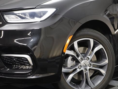 Used 2021 Chrysler Pacifica Pinnacle image 3