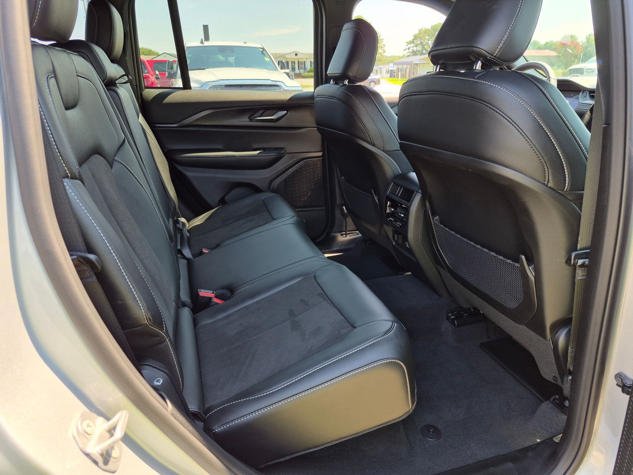 Used 2025 Jeep Grand Cherokee Altitude AWD/4WD image 21