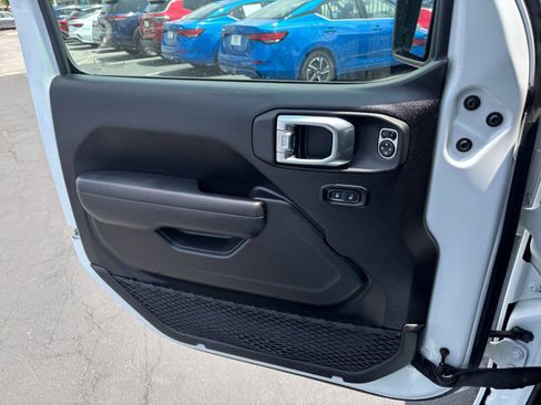 Used 2025 Jeep Wrangler Unlimited Rubicon AWD/4WD image 18