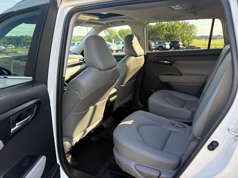 Used 2023 Toyota Highlander XLE AWD/4WD image 23