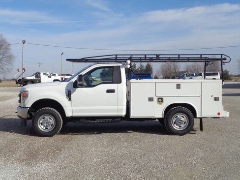 Used 2022 Ford F250 XL w/ Power Equipment Group image 2
