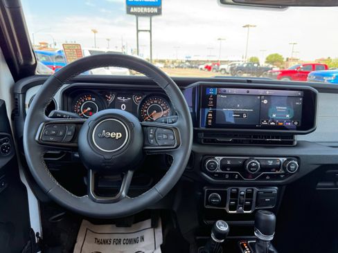Used 2025 Jeep Gladiator Sport AWD/4WD image 14