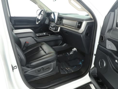 Used 2023 Ford Expedition Max XLT image 4