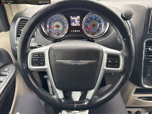 Used 2013 Chrysler Town & Country Touring image 17