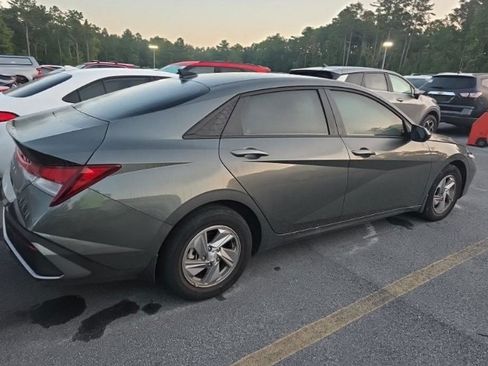 Used 2025 Hyundai Elantra SE FWD image 3