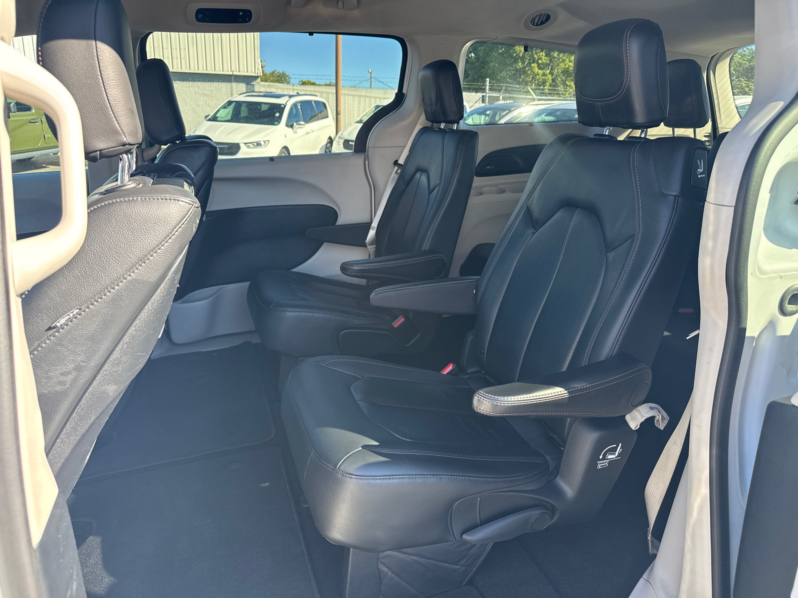 Used 2020 Chrysler Pacifica Touring-L Plus w/ Tire & Wheel Group FWD image 7
