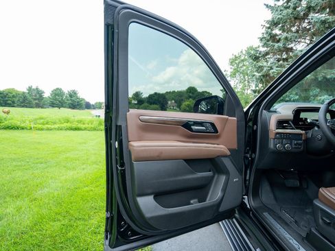 Used 2026 Chevrolet Suburban High Country AWD/4WD image 9