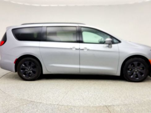 Used 2020 Chrysler Pacifica Touring-L w/ S Appearance Package FWD image 4
