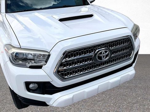 Certified 2017 Toyota Tacoma TRD Sport AWD/4WD image 36