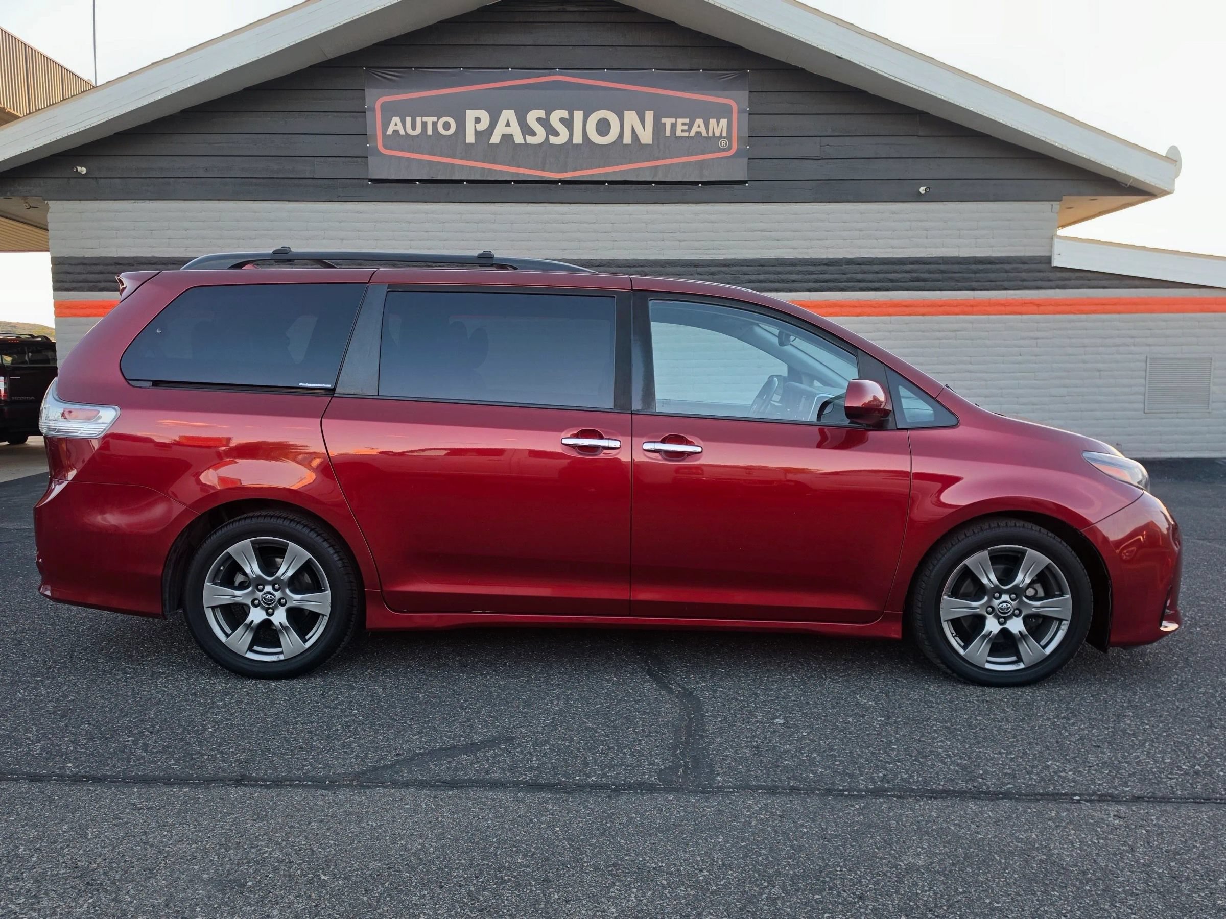Used 2018 Toyota Sienna SE FWD image 6