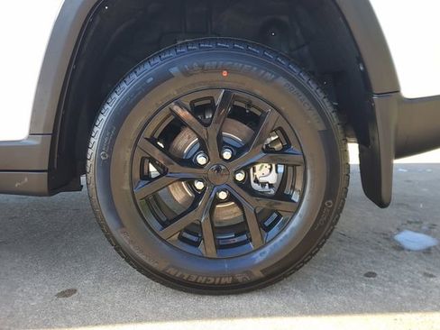 New 2026 Jeep Grand Cherokee Altitude image 7