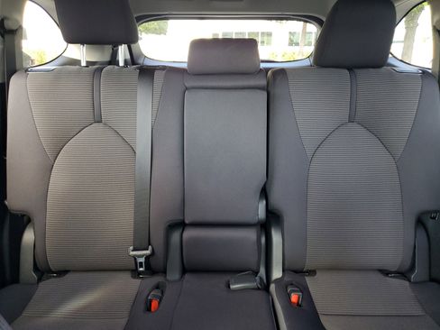 Used 2025 Toyota Highlander LE image 21