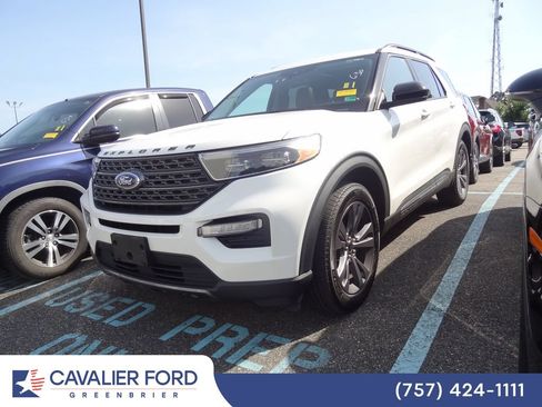 Used 2023 Ford Explorer XLT w/ Equipment Group 202A AWD/4WD image 3