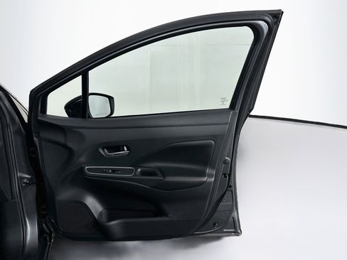 Used 2025 Nissan Versa SR FWD image 29