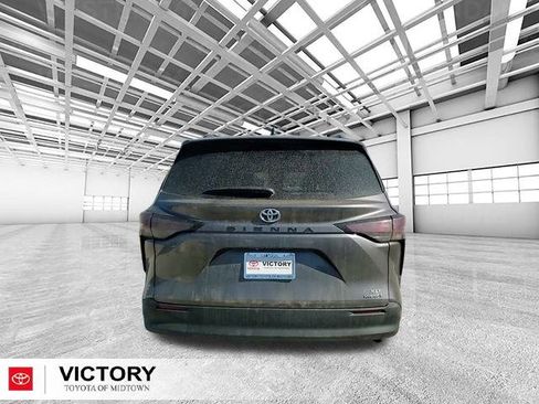 Used 2024 Toyota Sienna XLE image 4