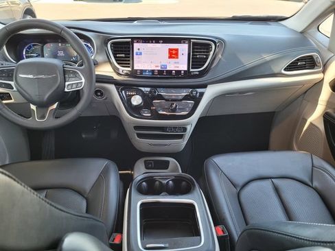 Used 2023 Chrysler Pacifica Touring-L FWD image 6