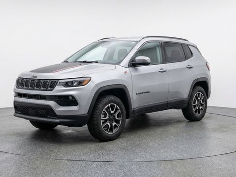 Used 2025 Jeep Compass Trailhawk image 3