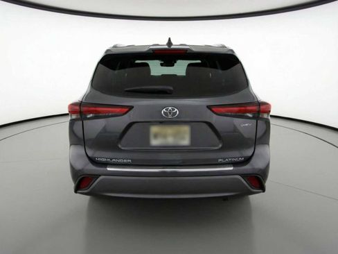 Certified 2025 Toyota Highlander Platinum image 4