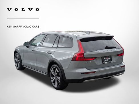 Certified 2025 Volvo V60 B5 Cross Country Plus image 5
