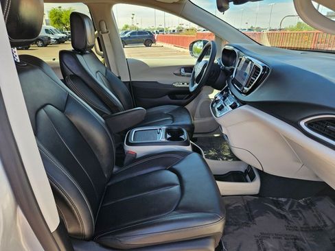 Used 2024 Chrysler Pacifica Touring-L FWD image 26