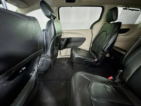 Used 2021 Chrysler Pacifica Touring-L image 24