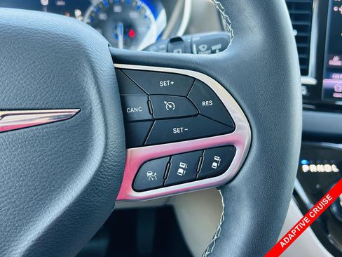 Used 2023 Chrysler Pacifica Touring-L FWD image 6