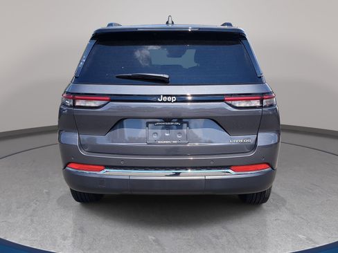 Used 2025 Jeep Grand Cherokee Laredo X w/ Luxury Tech Group I RWD image 6