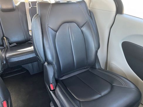 Used 2023 Chrysler Pacifica Touring-L image 40