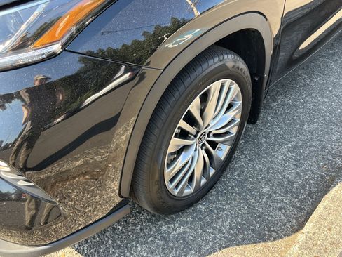 Certified 2024 Toyota Highlander Platinum AWD/4WD image 8