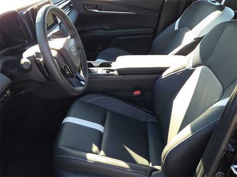 Used 2025 Toyota Camry SE image 18