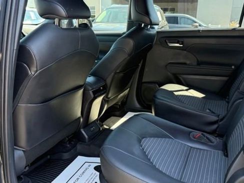 Used 2021 Toyota Highlander XSE AWD/4WD image 25