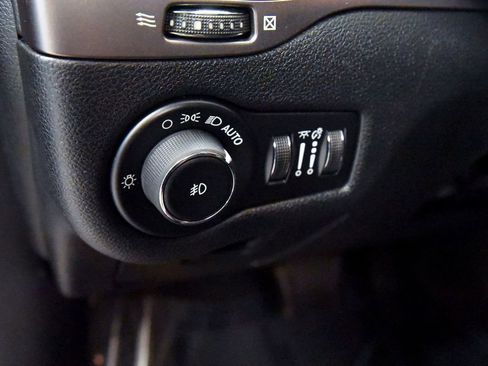 Used 2019 Jeep Cherokee Latitude Plus w/ Cold Weather Group FWD image 18