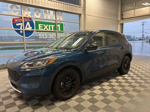 Used 2020 Ford Escape SE Sport image 3