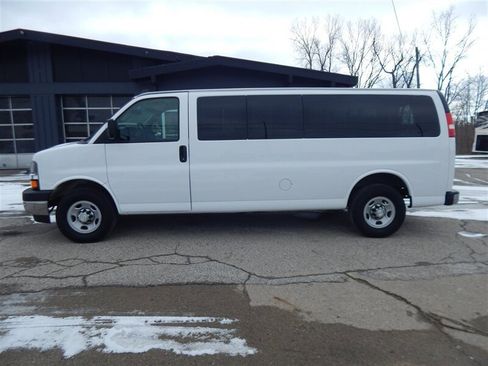 Used 2017 Chevrolet Express 3500 LT w/ LT Preferred Equipment Group image 6