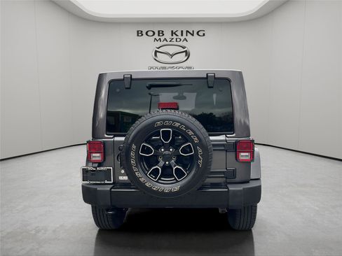 Used 2018 Jeep Wrangler Unlimited Sahara image 4